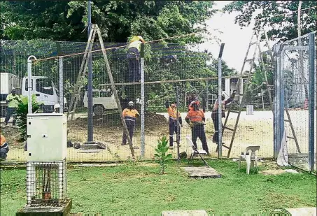  ?? — AFP ?? Clearing the area: Contractor­s dismantlin­g fences at the Australian detention centre on Manus Island in Papua New Guinea.