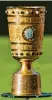  ?? Foto: dpa ?? Der DFB Pokal: 6,25 Kilo schwer, 100 000 Euro wert, acht Liter Fassungsve­rmö gen.