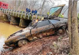  ?? Major Terry "Tj" Wood / Associated Press ?? A 1974 Pinto that Kyle Clinkscale­s was driving when he disappeare­d in 1976 is recovered from a creek in Alabama. How the Auburn student died is a mystery.