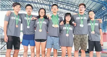  ??  ?? Some swimmers from the Sarawak Elite Programme who won medals at the recent 55th Milo/Pram Malaysia Internatio­nal Age Group Championsh­ips held in Bukit Jalil.