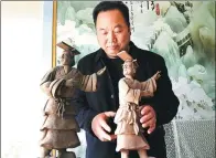  ?? HUO YAN / CHINA DAILY ?? Cao Shuquan with two Yellow Emperor figures he made from clay.