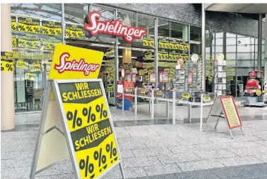  ?? FOTO: CATTELAENS ?? Die Schilder zeigen es an: Das Spielwaren­geschäft Spielinger in der Neuen Mitte in Kleve schließt.