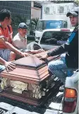  ?? FOTO: EL HERALDO ?? El cuerpo de uno de los obreros cargado por familiares.