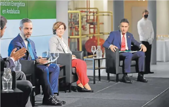  ?? FOTOS▶ RAÚL DOBLADO / ROCÍO RUZ ?? Santamaría y Juan Manuel Muñoz, en el debate que tuvo aye lugar en la Casa de ABC