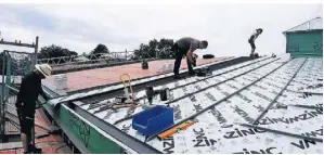  ?? FOTO: HOLGER HINTZEN ?? Zurzeit laufen die Arbeiten an einem neuen Zinkdach. Wenn das fertig ist, kommt eine Solaranlag­e obendrauf, die die Schule mit Strom versorgen soll.