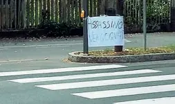  ??  ?? Lo striscione «Assassino vergognati» in via Buonarroti, a Treviglio