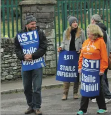  ?? Photo Declan Malone ?? ASTI members on the picket line outside Pobalscoil Chorca Dhuibhne in Dingle.