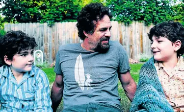  ??  ?? Mark Ruffalo (center) with Donnie and Rocco Masihi on the set of “I Know This Much Is True”