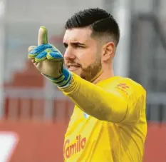  ?? Foto: Axel Heimken, dpa ?? Seit Ioannis Gelios den FCA verlassen hat, geht es für ihn nach oben. Mit Holstein Kiel sorgt er in der 2. Bundesliga und im DFB‰Pokal für Furore.