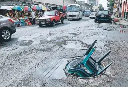  ?? FOTO: MARVIN SALGADO ?? Las sillas fueron colocadas en la entrada del pozo de inspección de aguas negras para evitar que los vehículos caigan en el agujero.