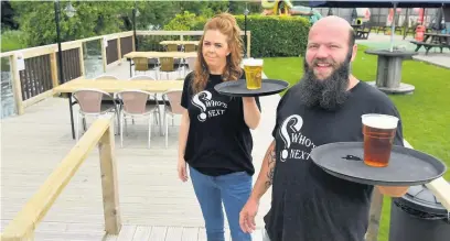  ?? Picture: Gayle Marsh ?? Landlord and landlady of the Cresselly Arms, Gary Trickett and Amanda Philpin have put in social distancing measures for the reopening of their beer garden.
