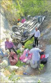  ?? HT PHOTO ?? Locals during the rescue operation at the accident site at Nehrian village in Una district on Monday.