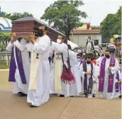  ?? ?? Cientos de católicos acompañaro­n ayer el recorrido del religioso por Usulután.