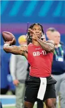  ?? Michael Conroy/Associated Press ?? Florida quarterbac­k Anthony Richardson runs a drill at the NFL scouting combine Saturday in Indianapol­is.