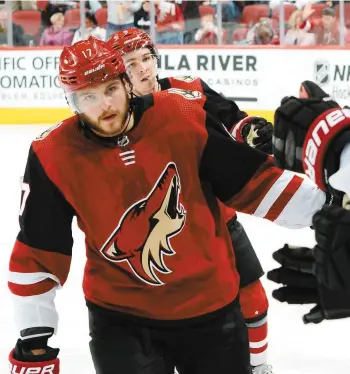  ?? PHOTO TIRÉE DE TWITTER ?? L’ancien du Canadien Alex Galchenyuk célèbre avec ses coéquipier­s son premier but dans l’uniforme des Coyotes de l’Arizona, mardi, contre les Kings de Los Angeles.