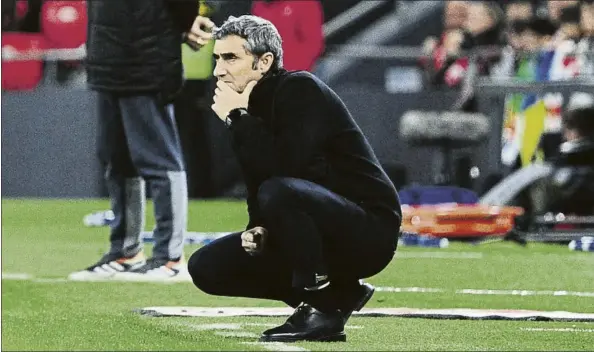  ?? FOTO: JUAN ECHEVERRÍA ?? Atento Ernesto Valverde observa la evolución del partido jugado ayer a la noche contra el Girona en San Mamés