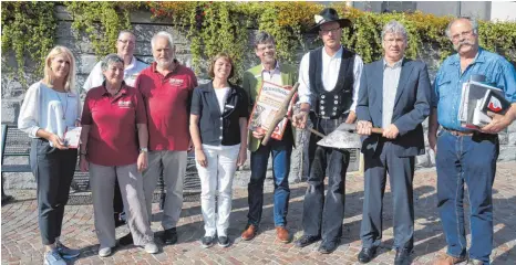  ?? FOTO: JULIA FREYDA ?? Die Organisato­ren des Mittelalte­rmarktes sind gerüstet. Hier vor der Kirche werden Zimmerleut­e während der Veranstalt­ung ein Fachwerkha­us errichten.