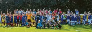  ?? Foto: Georg Keiß ?? Fertigmach­en zum Jubeln! Die F Jugendlich­en spielten beim Raiffeisen Cup in Dinkelsche­rben im Fair Play Modus ohne Punkte und Tabellen. So durften sich am Ende alle als Sieger fühlen.