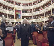  ??  ?? L’ingresso del Capo dello Stato nel teatro dei Rinnovati, dove si svolgeva il congresso dell’Associazio­ne nazionale magistrati