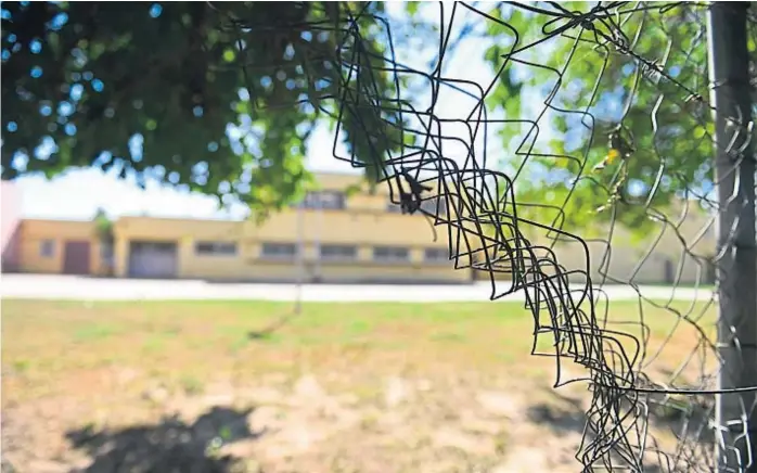  ?? (NICOLÁS BRAVO) ?? Sin contención. El alambrado que rodea a la escuela está roto, uno de los signos de violencia y de abandono que exhibe la zona.