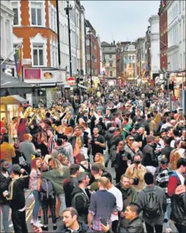  ?? AFP ?? ■
LET LOOSE: Revellers pack a street outside pubs in the Soho area of London.