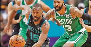  ??  ?? Kemba Walker van Charlotte Hornets (l) en Marcus Morris van Boston Celtics strijden om de bal. (Foto: ESPN)