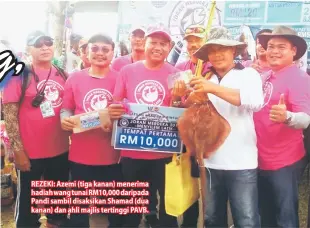  ??  ?? REZEKI: Azemi (tiga kanan) menerima hadiah wang tunai RM10,000 daripada Pandi sambil disaksikan Shamad (dua kanan) dan ahli majlis tertinggi PAVB.