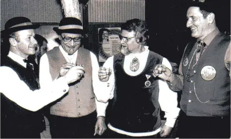  ?? FOTO: PRIVAT ?? Auf gutes Gelingen: Hubert Missel, Fritz Maier, Konrad Schulz und Fritz Eisele ( von links) während der Fasnet 1983.