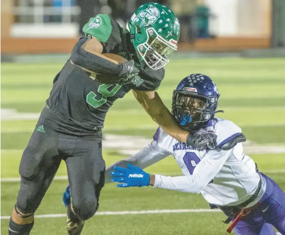  ?? MICHAEL GARD/POST-TRIBUNE PHOTOS
BELOW: ?? ABOVE: Valparaiso’s Travis Davis, left, evades Merrillvil­le’s EJ Shirrells during a Class 5A regional championsh­ip game in Valparaiso on Friday. Merrillvil­le’s Jaylen Thomas looks to pass.