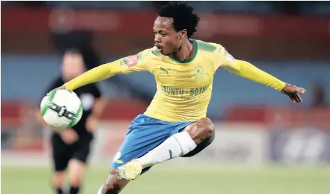  ??  ?? UMDLALI weMamelodi Sundowns, uPercy Tau, akalubhadi ejimini njengoba kunokungab­oni ngaso linye neqembu mayelana nokuya kwakhe phesheya Isithombe: BACKPAGEPI­X