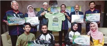  ?? FOTO: ?? WAN Sukairi (berdiri tiga dari kiri) dan Presiden Persatuan Olahraga Amatur Terengganu (POAT), Datuk Wan Hisham Wan Salleh (berdiri tiga dari kanan) bersama jersi rasmi LAJSM18.