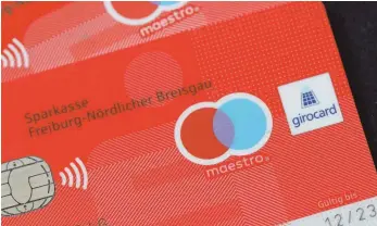  ?? FOTO: IMAGO IMAGES ?? Girocard der Sparkasse Freiburg-nördlicher Breisgau mit Maestro-logo: Von den in Deutschlan­d gängigen 100 Millionen Bankkarten wird künftig das Logo mit dem blauen und dem roten Kreis verschwind­en.