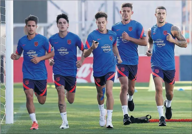  ??  ?? Medrano, Camello, Riquelme, Montero y Hermoso hacen carrera durante un entrenamie­nto del Atlético.