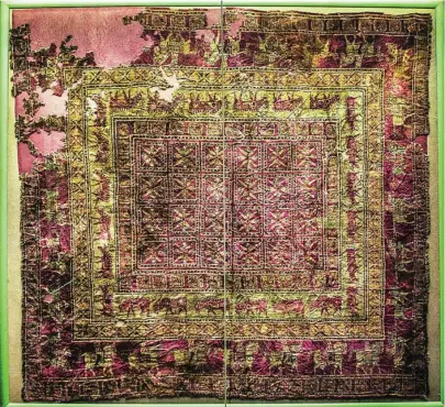  ??  ?? La alfombra Pazyryk tiene aproximada­mente 2400 años de antigüedad, y sus colores siguen siendo muy vivos