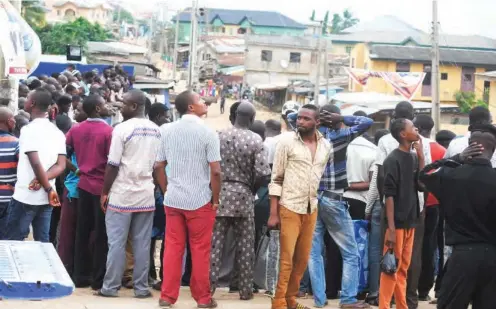  ??  ?? Residents watch as Police and armed bandits square up in Igando area which was recently attcked by the militants