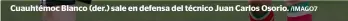  ?? /IMAGO7 ?? Cuauhtémoc Blanco (der.) sale en defensa del técnico Juan Carlos Osorio.