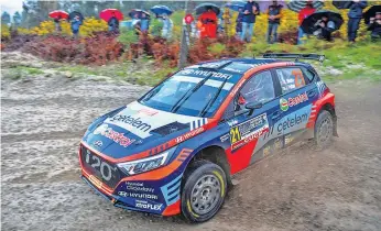  ?? ?? Kris Meeke, com o Hyundai português, deu festival nos pisos escorregad­ios