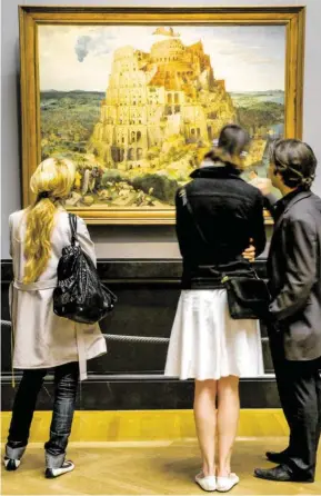  ??  ?? Museumsbes­ucher vor „Turmbau zu Babel“von Pieter Bruegel d. Ä.