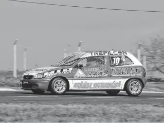  ?? PRENSA APTP ?? Un gran salto pegó el motor de "Garufa", como apoda Volpe al Chevrolet Corsa N°10.