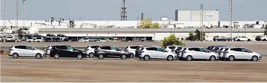  ??  ?? Vista de la planta de Ford Almussafes, detenida desde mediados de marzo ante el colapso de la venta de vehículos.