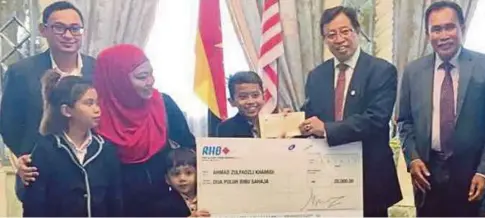  ?? FOTO: MOHD LATIF AHMAD ?? ABANG Johari (dua dari kanan) menyampaik­an cek bantuan RM20,000 kepada Zulfadzli (tengah) kerana membangunk­an aplikasi buku teks digital di Kuching.