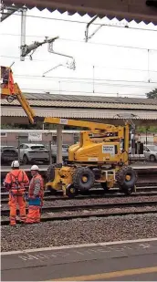  ?? PAUL CLIFTON. ?? Engineers carry out electrific­ation work at Newbury on August 28. Network Rail has cancelled a planned possession in November.