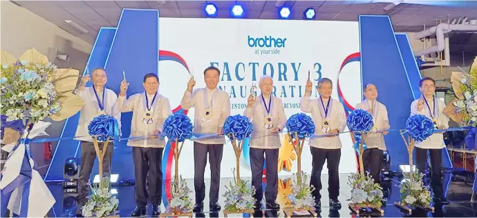  ?? PHOTOGRAPH COURTESY OF BROTHER INDUSTRIES ?? LAUNCHING the third Brother Industries factory in the country are (from left) Brother Industries Ltd. president Ichiro Sasaki, Tanauan Mayor Nelson Collantes, Brother Industries Philippine­s Inc. president Hiroki Yamamoto, Trade and Industry Secretary Fred Pascual, Brother Industries Ltd. Taizo Murakami, Philippine Economic Zone Authority director general Tereso Panga and Brother Industries Ltd. Satoru Kuwabara.