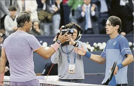  ?? FOTO: MANEL MONTILLA ?? Rafa Nadal y Alex De Miñaur se saludan después de la victoria del tenista australian­o en la Pista Rafa Nadal del RCT Barcelona
