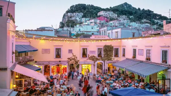  ?? La famosa Piazzetta di Capri.
un’attrice del film “Avventura a Capri” (1958) durante le riprese. ??