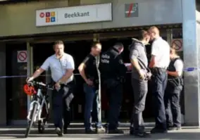  ?? FOTO ISOPIX ?? Politiemen­sen aan het metrostati­on in SintJansMo­lenbeek, waar Bahrir twee agenten had neergestok­en. Die aanval met een keukenmes wordt beschouwd als de allereerst­e terreuraan­slag.