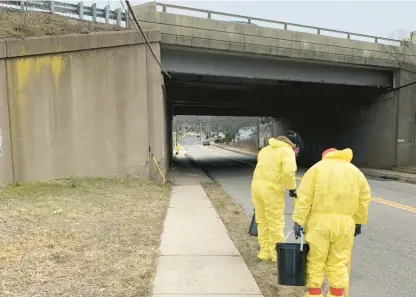  ?? CONNECTICU­T DEPARTMENT OF TRANSPORTA­TION ?? Workers clean lead paint chips from a bridge taking Route 2 over Griswold Street in Glastonbur­y.