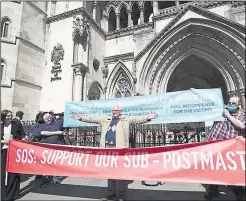  ?? Picture: Yui Mok/PA ?? Left: William Graham and right: Former post office worker Noel Thomas and other campaigner­s outside the Court of Appeal