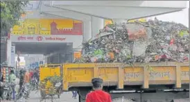  ?? DEEPAK GUPTA/HT PHOTO ?? Open garbage being ferried on a truck near Indira Nagar Metro station.