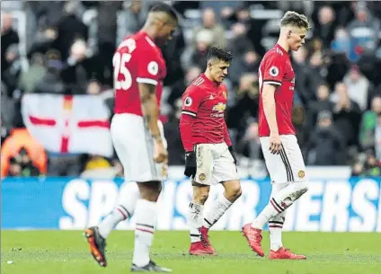  ?? FOTO: GETTY ?? Los jugadores del Manchester United, cabizbajos, arrojaron la toalla en St James’ Park